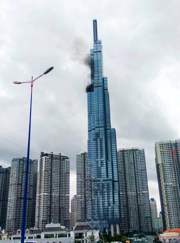 Khói đen bốc lên từ tòa nhà Landmark 81
